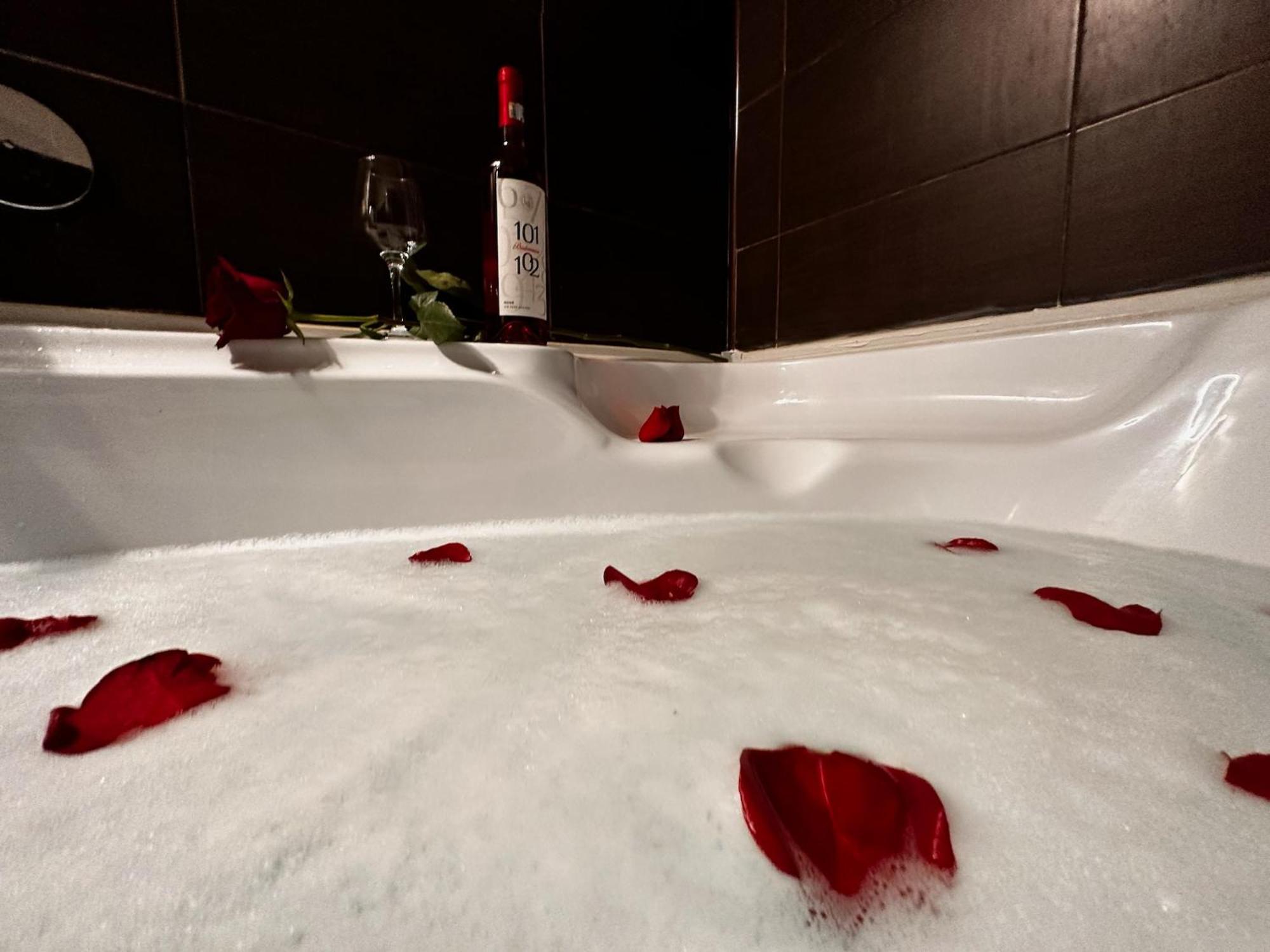 Romantic Charm, Spa, Free Early Check-In Bucharest Luaran gambar